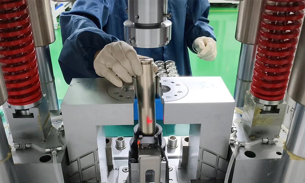 32140 Tabless Cylindrical Cell Sealing Sealing a 32140 tabless cylindrical cell