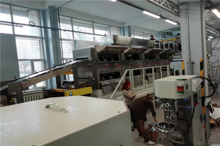 El equipo técnico de Tob ha instalado la máquina de fabricación de baterías de litio en Rusia