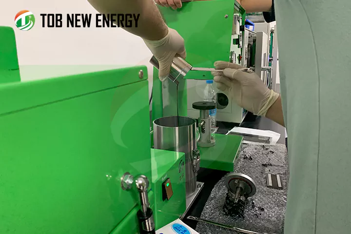 Clientes en Tob Laboratorio para la mezcla de lodos de batería y experimentos de recubrimiento