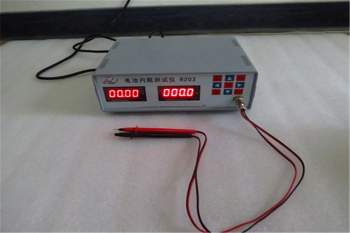 2 conjuntos de voltaje de la batería y el probador de resistencia se verifica antes del envío